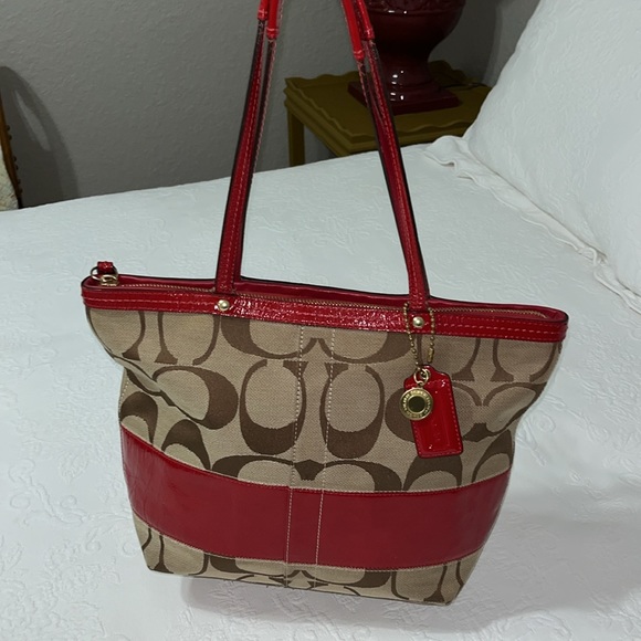 EUC Coach red patent signature top zip shoulder bag 13.5 x 10 - Picture 8 of 11